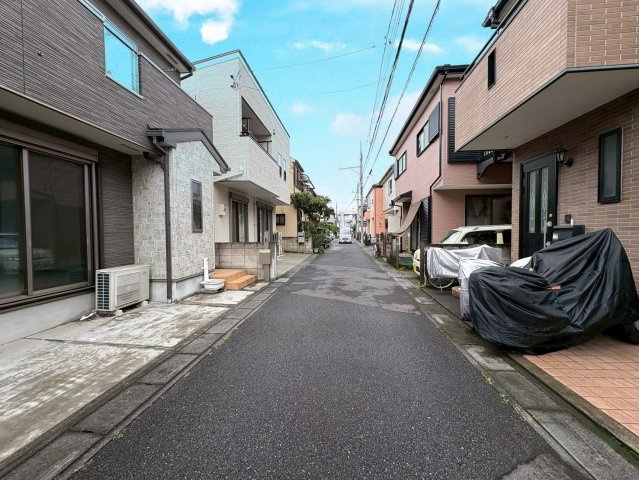 南道路に面し陽当り良好！全居室に収納がある3LDK・小屋裏収納付き！キッチン・洗面・浴室がワンフロアにまとまり、家事がスムーズです。リビングを通って階段へ、家族が顔を合わせやすい間取りです！