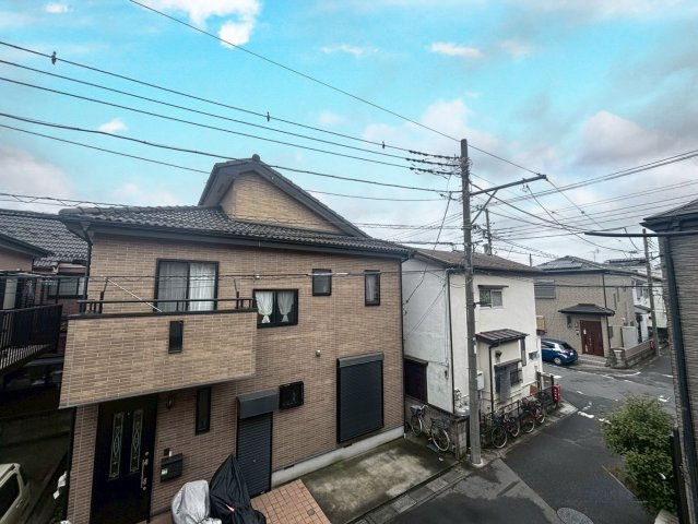 南道路に面し陽当り良好！全居室に収納がある3LDK・小屋裏収納付き！キッチン・洗面・浴室がワンフロアにまとまり、家事がスムーズです。リビングを通って階段へ、家族が顔を合わせやすい間取りです！