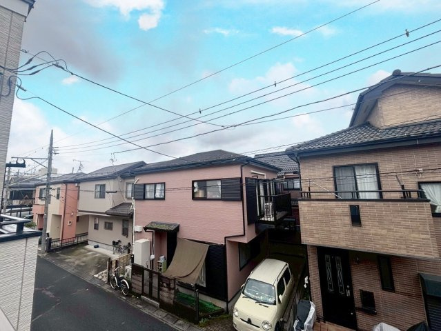南道路に面し陽当り良好！全居室に収納がある3LDK・小屋裏収納付き！キッチン・洗面・浴室がワンフロアにまとまり、家事がスムーズです。リビングを通って階段へ、家族が顔を合わせやすい間取りです！