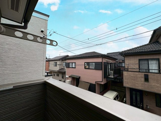南道路に面し陽当り良好！全居室に収納がある3LDK・小屋裏収納付き！キッチン・洗面・浴室がワンフロアにまとまり、家事がスムーズです。リビングを通って階段へ、家族が顔を合わせやすい間取りです！