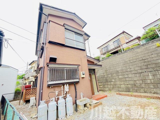 南側に傾斜する地形の高台の土地、眺望に優れ、日照・プライバシーの確保ができる土地です