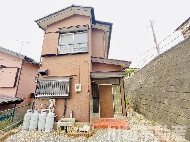 南側に傾斜する地形の高台の土地、眺望に優れ、日照・プライバシーの確保ができる土地です