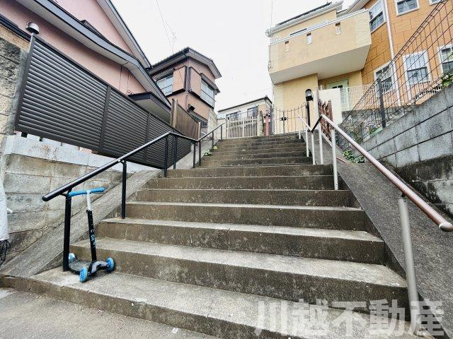 所有敷地内に設けられた東側隣地と共有で使用している外階段