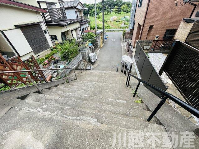 所有敷地内に設けられた東側隣地と共有で使用している外階段