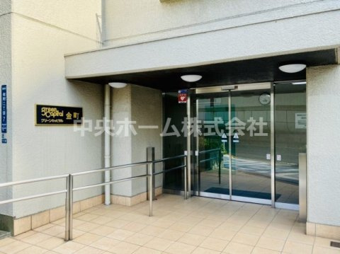 【エントランス】マンションのエントランスは、その物件の印象を決める、顔とも言える場所です。毎日通る場所ですからきれいなのが一番です。エントランス内はオートロックですので暮らしの安全も確保されています。