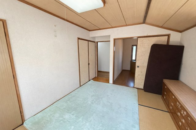 ゆとりある広さが魅力の和室は、押入れ収納付きでお布団や季節物の整理にも便利です。落ち着いた色合いの内装が、日々の疲れを癒してくれる空間を演出します。隣の洋室と続き間として使えば、開放感ある居住空間に。
