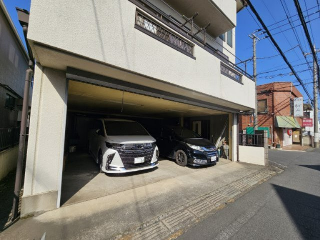 ハイルーフ車2台並列でもゆとりがあるので、車好きにはたまりません