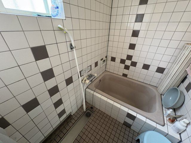 タイル張りの浴室は清潔感があり、落ち着いた雰囲気が魅力。窓付きのため換気がしやすく、湿気がこもりにくい点もポイントです。日々の入浴からゆったりとしたバスタイムまで快適にお使いいただけます。