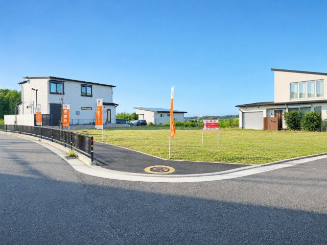 約67坪超のゆとりある敷地。建築条件無しにつきお好きなハウスメーカーで建築可能です。　※掲載写真は一部画像加工を含みます。