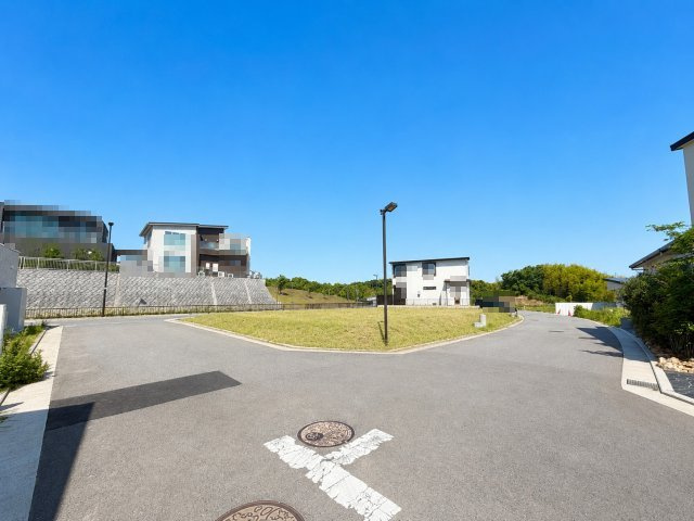 三方接道につき、開放感のある立地。整った街並みが広がる“ゆめみヶ丘岸和田”分譲地内です。　※掲載写真は一部画像加工を含みます。