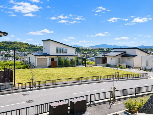 前面道路も広く、陽当たり・通風ともに良好。開放感ある立地をぜひ現地にてご体感ください。　※掲載写真は一部画像加工を含みます。