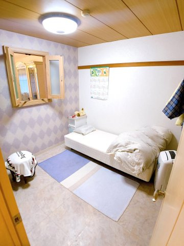 6帖の洋室はLDKと繋がった小窓付き♪