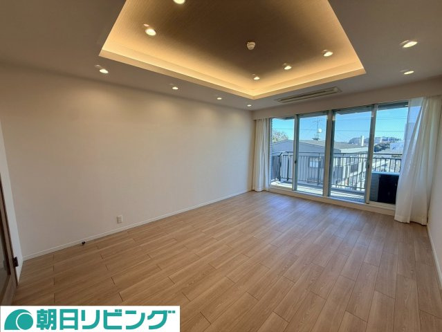 約16.4帖のLDK、天井は折り上げ天井、ダウンライトで広々