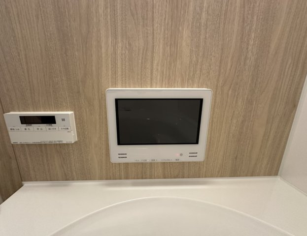 お風呂にはTVモニターが付いています。見ながらゆっくり湯船につかれます。