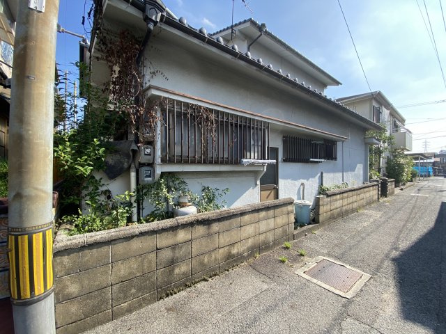 前面道路は車通りが少なく、小さなお子様や高齢の方も安心。日当たりの良い南向きとなっております。市街地や主要道路へのアクセスも良く、静かさと利便性を兼ね備えた立地です。