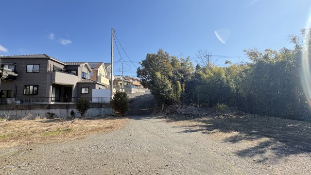 東名高速道路「愛鷹スマートIC」まで約3.5km、車で約7分。