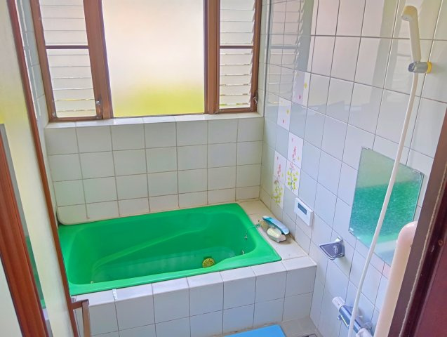 窓があるので明るい室内です。シンプルで使い勝手の良いお風呂です。