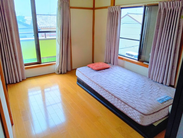 大きい窓から入るたっぷりの日差しが嬉しいですね。寝室や子供部屋におすすめの洋室になっています。