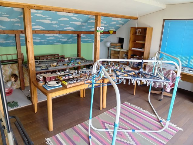屋根裏収納があります。居住空間を圧迫せず、しっかり収納を確保できます。