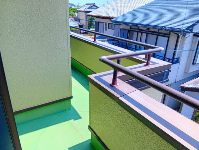南向きのバルコニーがあるので陽当たりが良好です。お洗濯物もよく乾きそうですね。