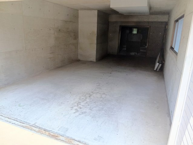 シャッター付きガレージになっているので大切なお車をしっかり守られます。雨に晒される心配もありません。
