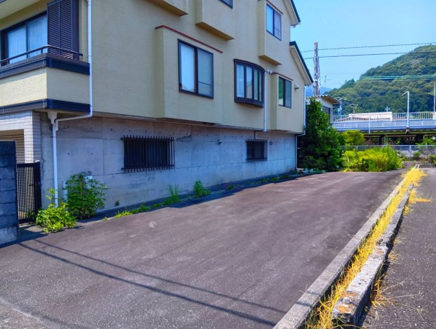 お車は6台駐車可能です。ご家族のお車もゆとりをもって駐車可能です。