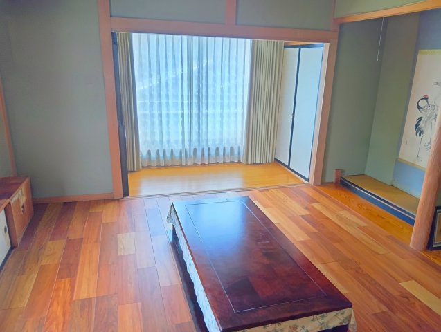 大きい窓があるので明るい空間でのびのびと生活できます。家族が自然に集まるような広さのリビングです。