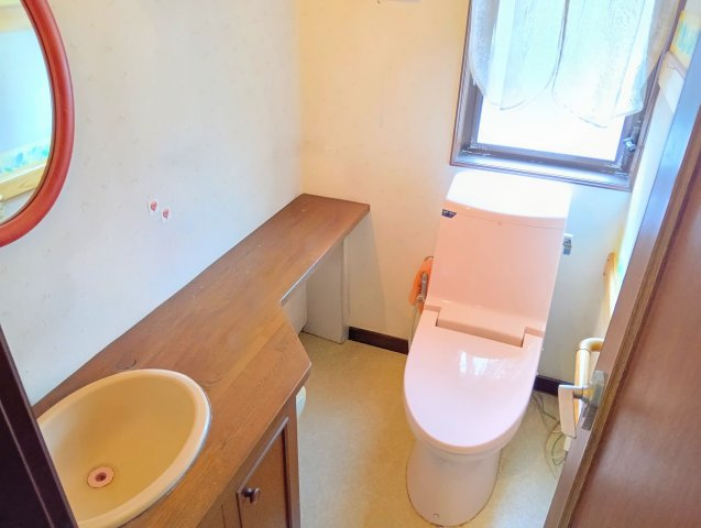 トイレには窓があり明るい室内です。手洗い場も併設しているので衛生的です。