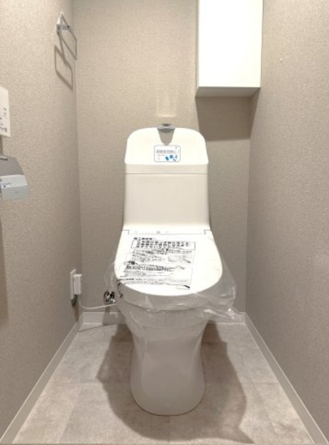 温水洗浄便座付のトイレで、冬の寒い時期でも快適！汚れた時にはサッと拭けて衛生的です。