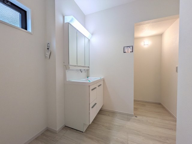 ～窓付きで明るい洗面所　換気もしやすいです～