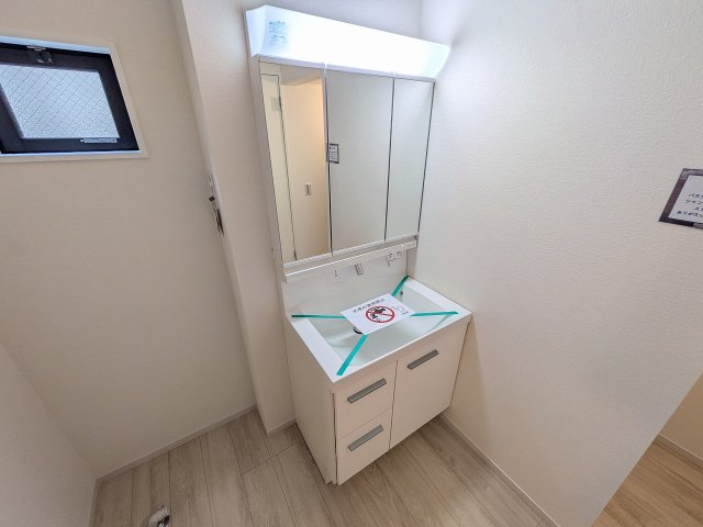 ～3面鏡付きの独立洗面台　細々している物をスッキリ収納出来ます～