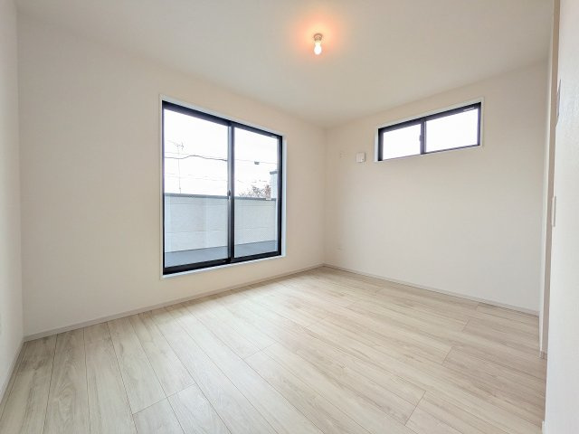 ～2階9.0帖の主寝室　ベッドなど大型家具のレイアウトもしやすい広さです～