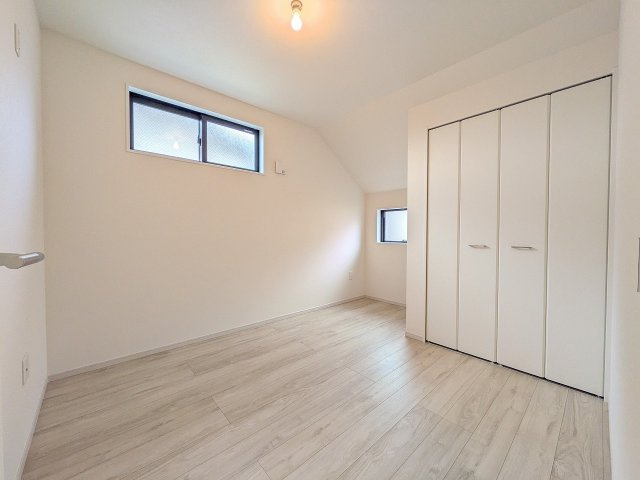 ～2階5.2帖の洋室　2面採光で陽当たり・風通しの良いお部屋です～