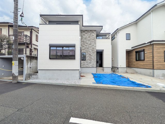 ～京王八王子駅徒歩20分・八王子駅徒歩25分　南道路　2台駐車可能カースペース付き～