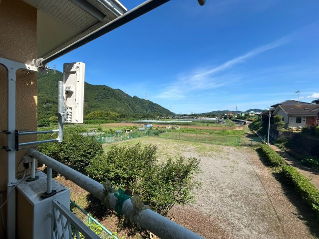 桜や紅葉の名所に出かける人は多いと思いますが、家にいながら季節の移ろいを感じる生活を送りませんか？リビングや窓から見える景色が生活を彩るワンポイントに！現地から見える景色を堪能してみては如何でしょう。
