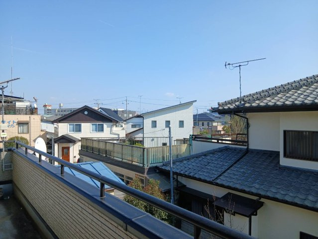 【建物からの眺望／現地完成写真】バルコニーからの景色。隣接建物との間隔もとれており、日当たり良好。