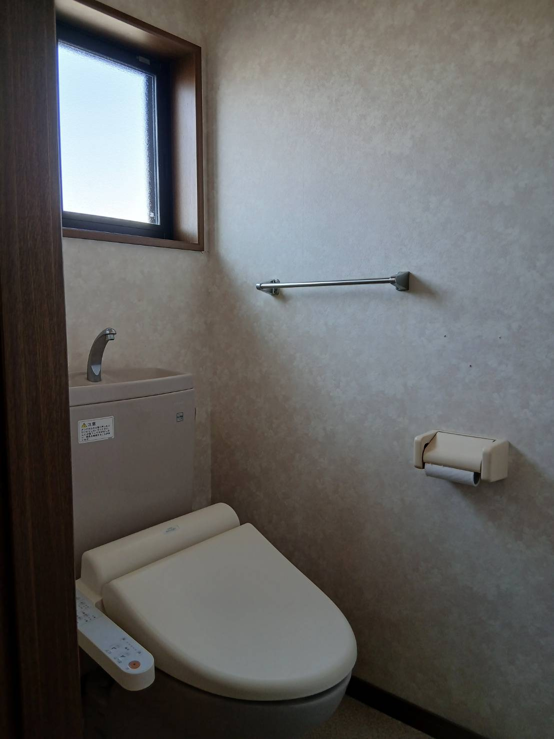 【その他設備／現成写真】2階トイレです。このままでも使用可。リフォームプランもご提案します。