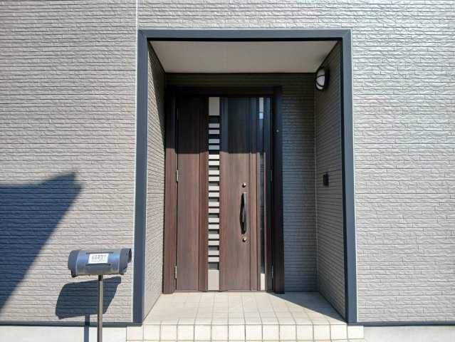 【エントランス／現地写真】屋根付きのポーチを採用して、雨の日に配慮しています。宅配ボックス設置推奨。