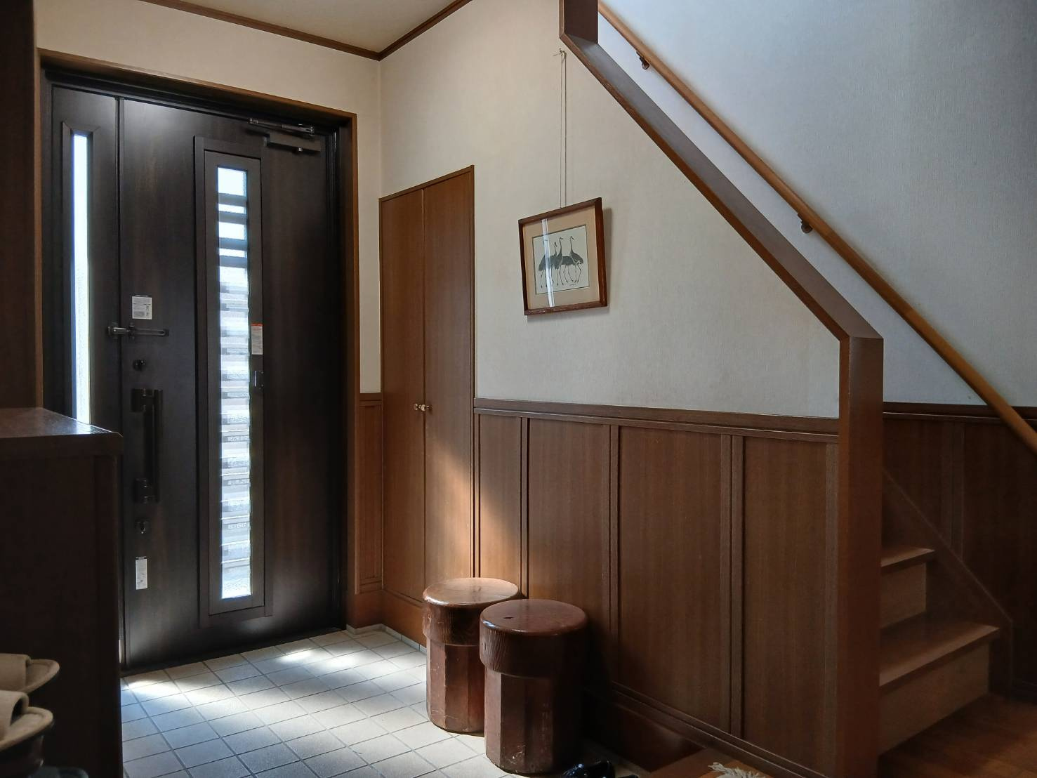 【玄関／現地写真】ゆったりと明るい玄関が皆様をお出迎え。シューズボックスの他、階段下収納を利用可。