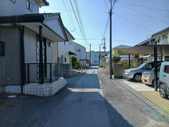 【前面道路／現地完成写真】前面道路は約4ｍで、車両のすれ違いや車庫入れには差支えありません。