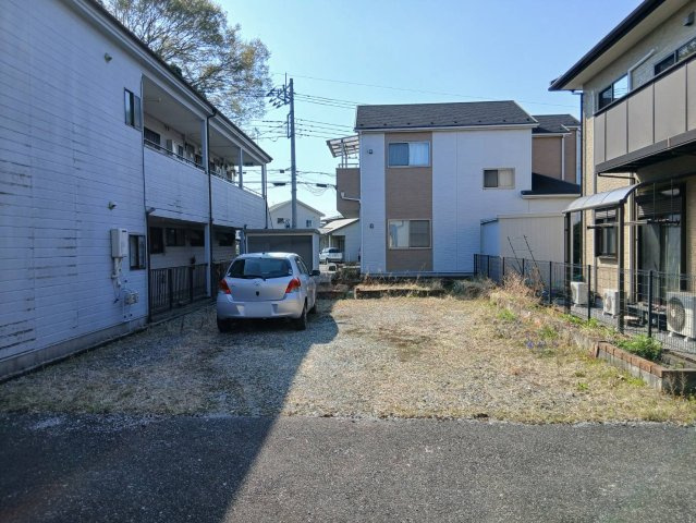 【駐車場／現地写真】駐車スペースは、並列3台駐車可能。砂利敷き仕上げで、愛車が汚れづらいです。