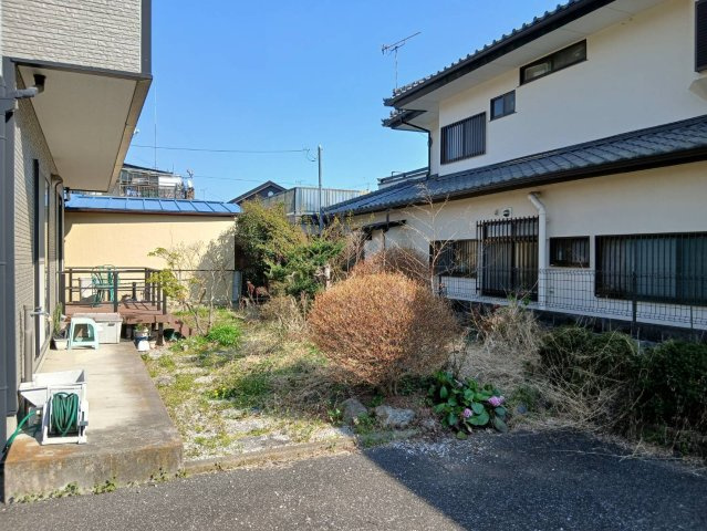 【お庭／現地写真】このお庭の一部を改装して車両の転回スペースを設けると、駐車がしやすくなります。