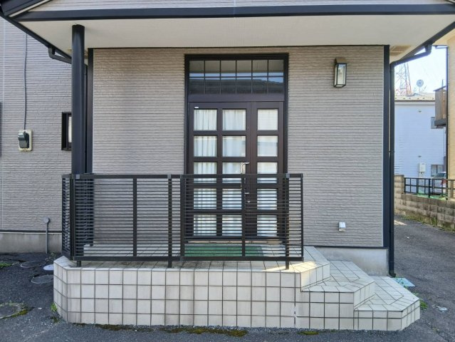 【その他／現地写真】店舗のエントランスです。お客様用の玄関として、ご家族用の玄関と分けることもできます。