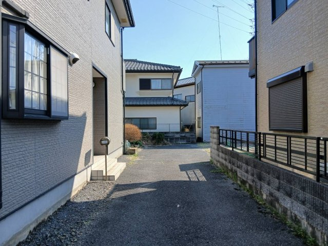 【その他／現地写真】駐車場への敷地内通路です。充分な幅があり、駐車にさほどストレスは感じられません。