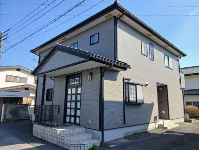 【外観／現地写真】最低3台駐車可。店舗部分をもつ5SLDKの中古戸建。フリースペースとして利用可。　外装も綺麗で、著しい劣化などは見受けられません。