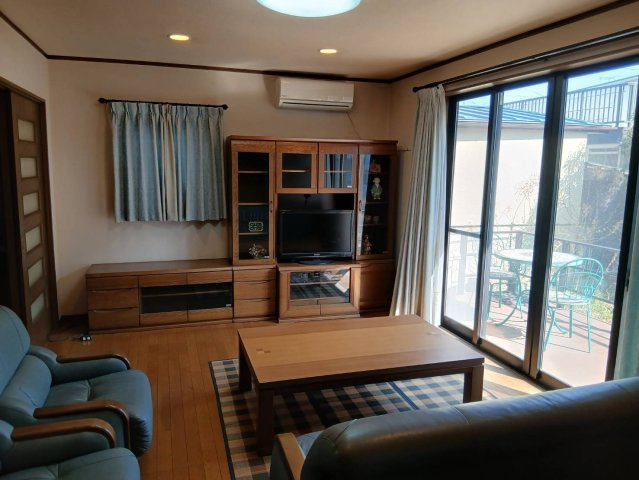 【居間・リビング／現地写真】テラスからの日当たりが良好な明るいリビング。テラス屋根を設置案ご紹介可。