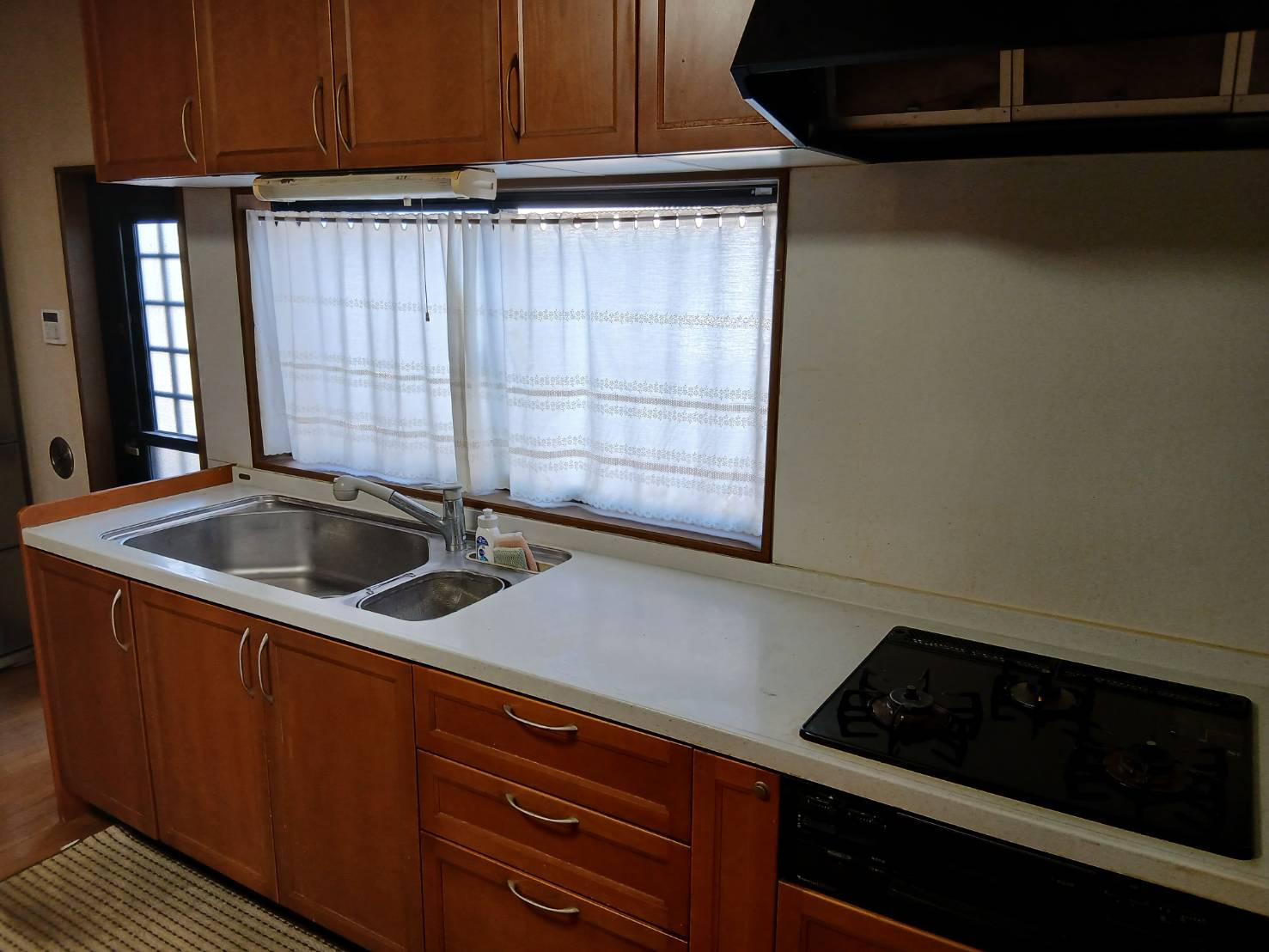 【キッチン／現地写真】3クチガスコンロ。調理スペースも広々としています。このままでも使用可能です。　　リフォームプランもご提案いたします。