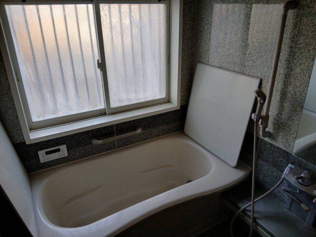 【風呂／現地写真】窓のついた明るい浴室。このままでも使用できますが、交換、目隠し設置もご提案します。