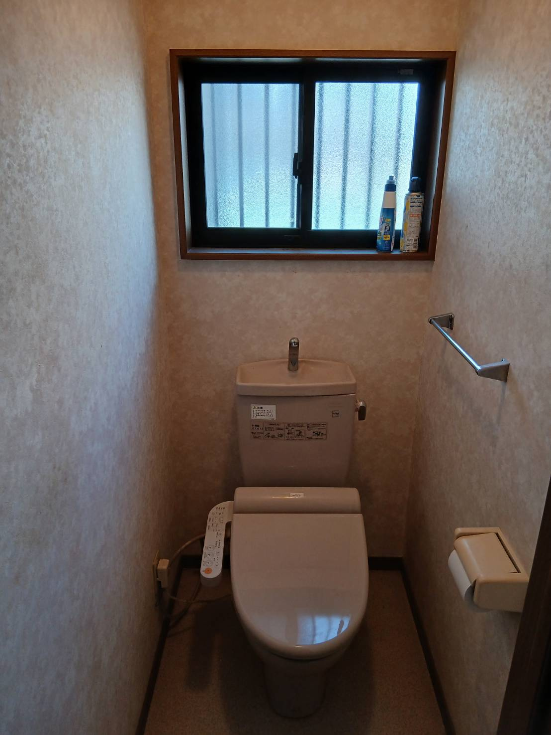 【1階トイレ／現地写真】温水洗浄機能と暖房便座機能が備わったトイレ。このままでもご使用可能。　　　　　リフォームプランもご提案いたします。