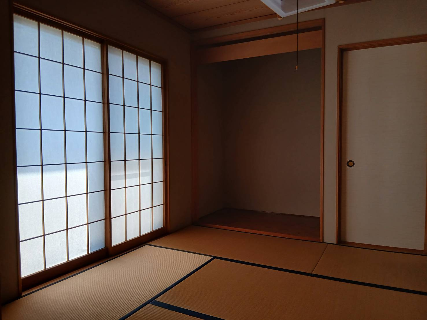 【和室／現地写真】リビングに隣接した6畳の和室は、お子様の遊ぶスペース、リビングの延長として利用可。